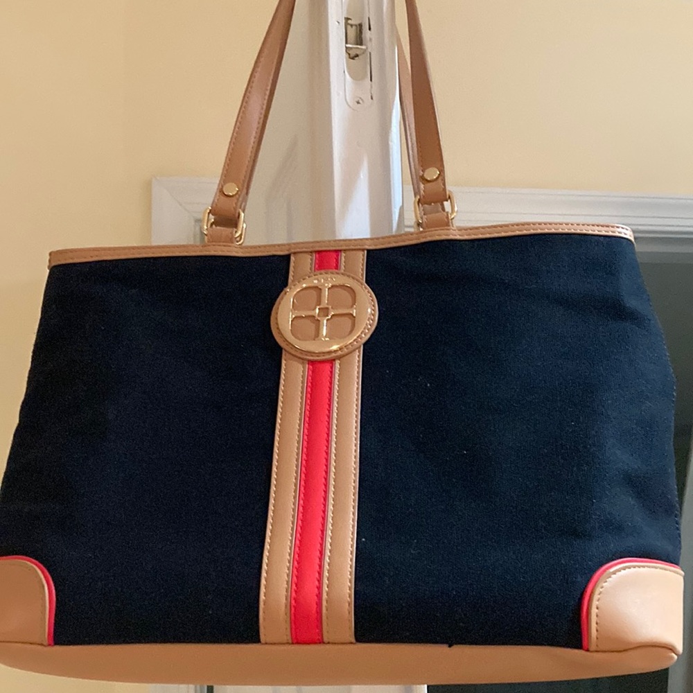 This is a beautiful shoulder bag